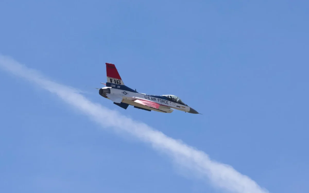 Avion F-16 cu însemne U.S. Air Force în zbor pe cer albastru