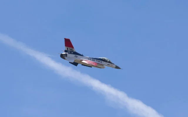 Avion F-16 cu însemne U.S. Air Force în zbor pe cer albastru