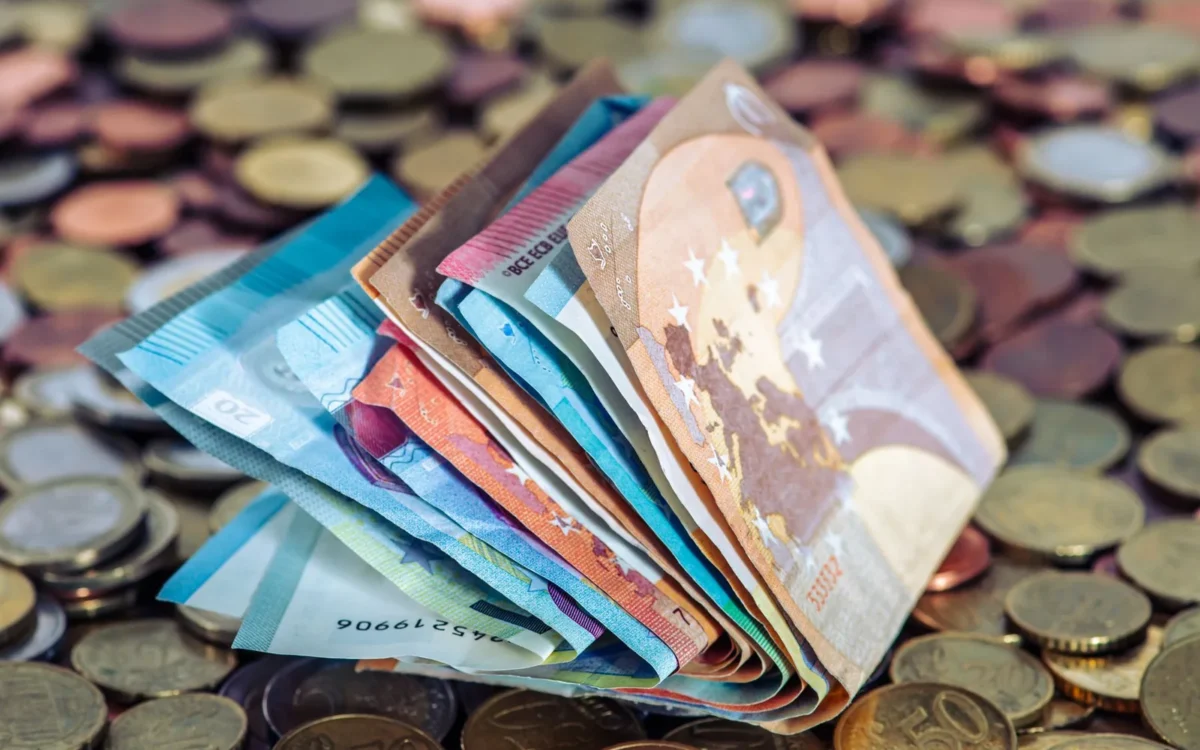 Bancnote și monede euro pe o masă