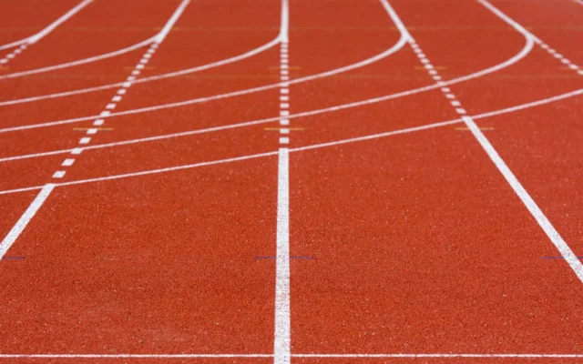 Culoare delimitate cu linii albe pe o pistă roșie de atletism