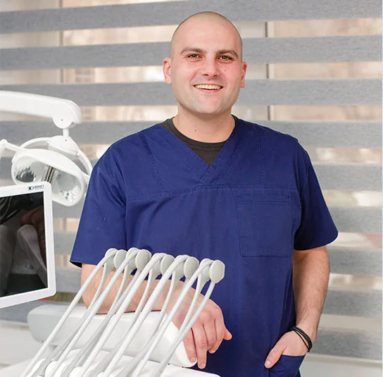 Dr. Ștefan Victor Hurezeanu în cabinetul stomatologic