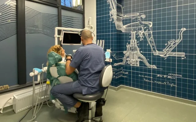 Medic și pacient într-un cabinet stomatologic Life Dent