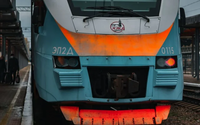 Partea frontală a unui tren lângă peron