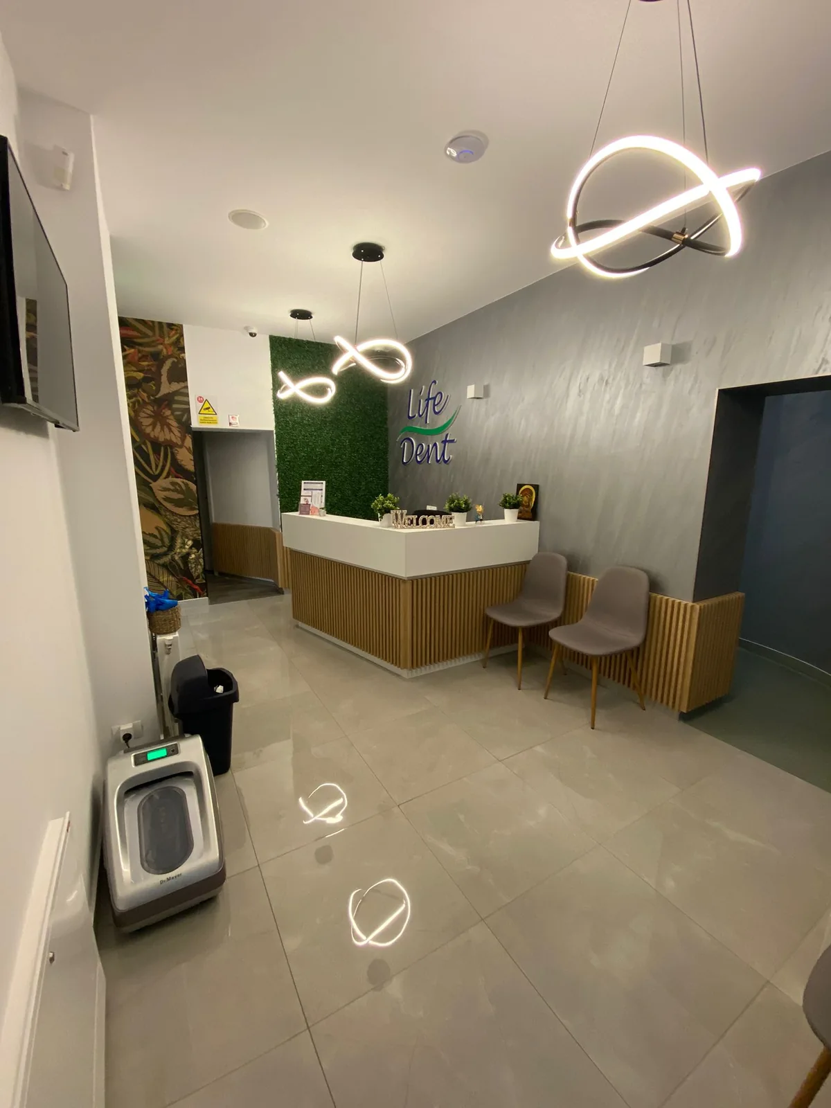 Recepția clinicii Life Dent, cu birou alb și două scaune