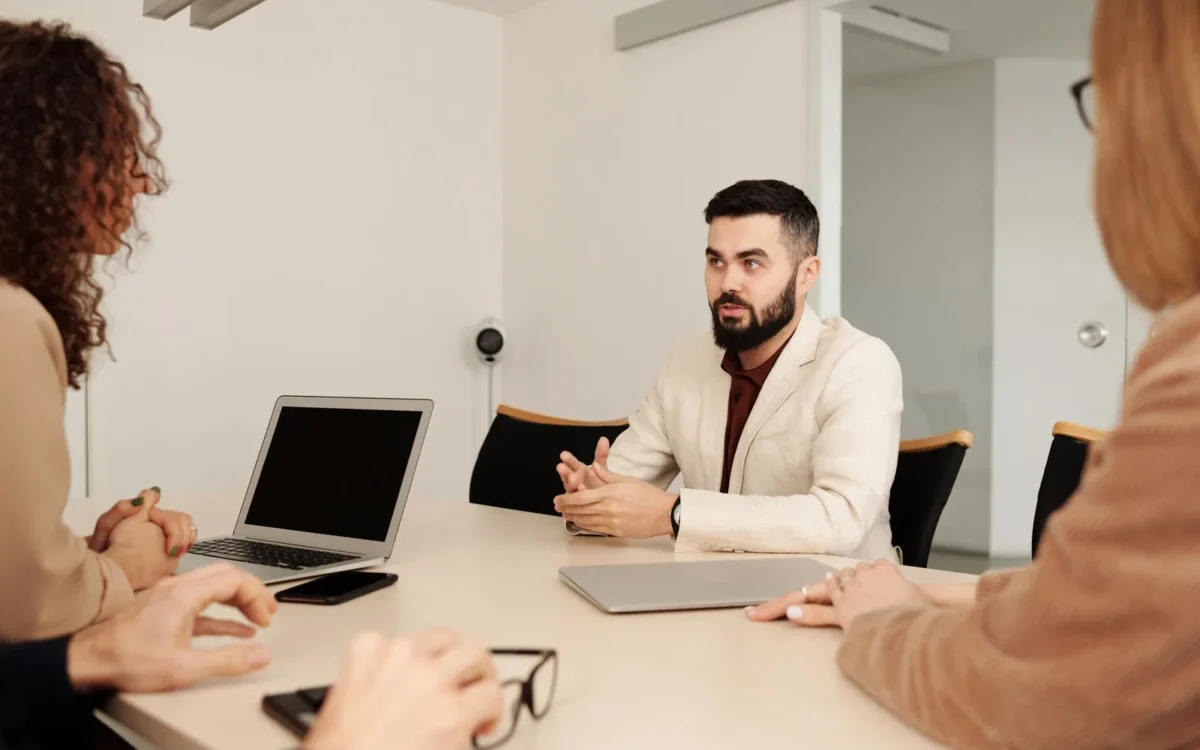 Persoane la o reuniune de afaceri