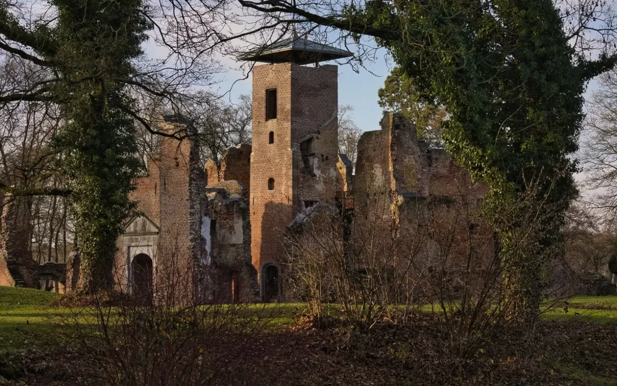 Ziduri de piatră ale unui castel în ruină