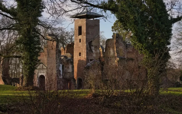 Ziduri de piatră ale unui castel în ruină