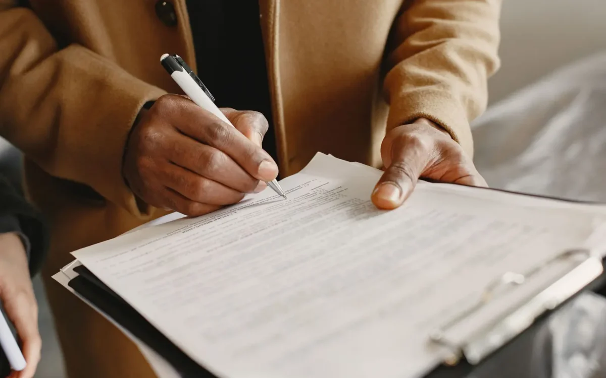 Persoană care semnează un document pe hârtie