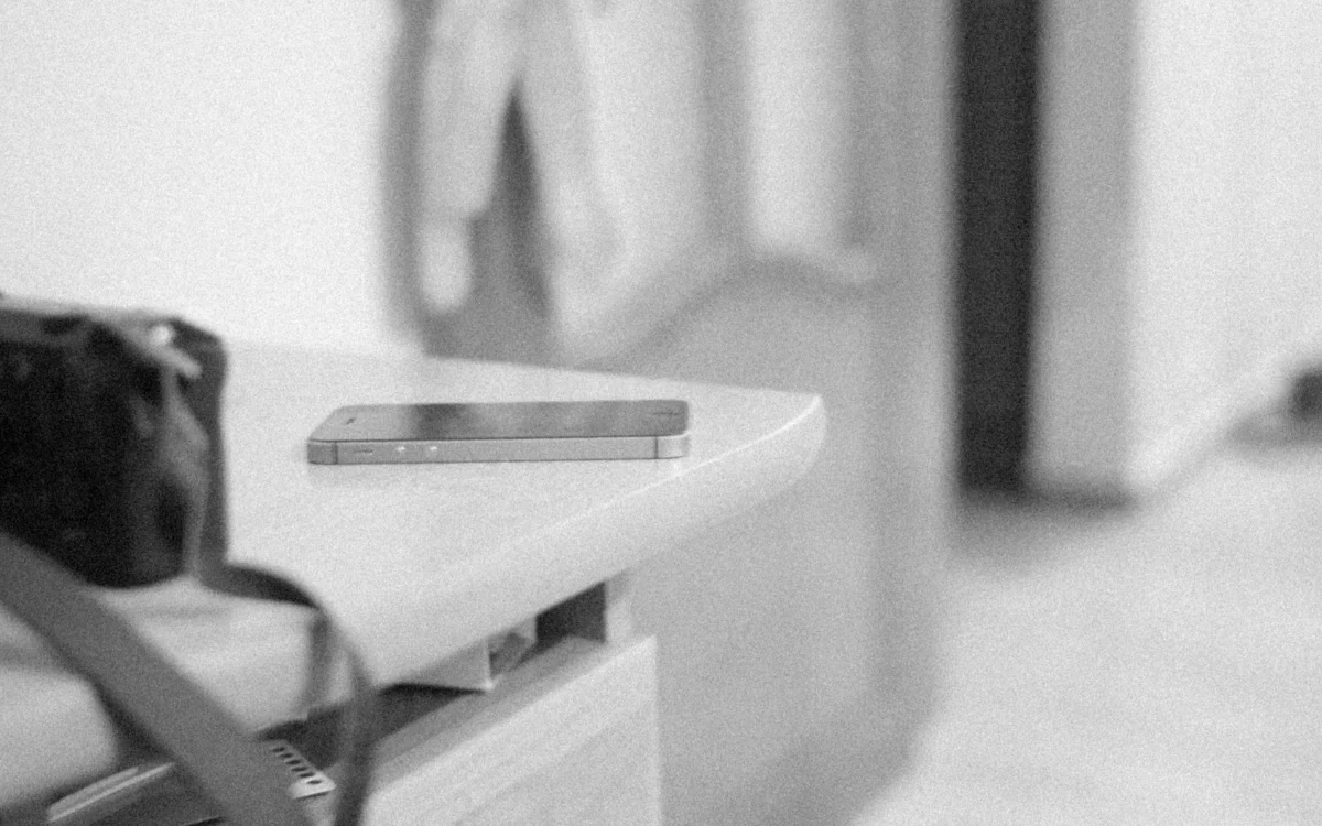 Telefon mobil pe o masă, fotografie alb-negru